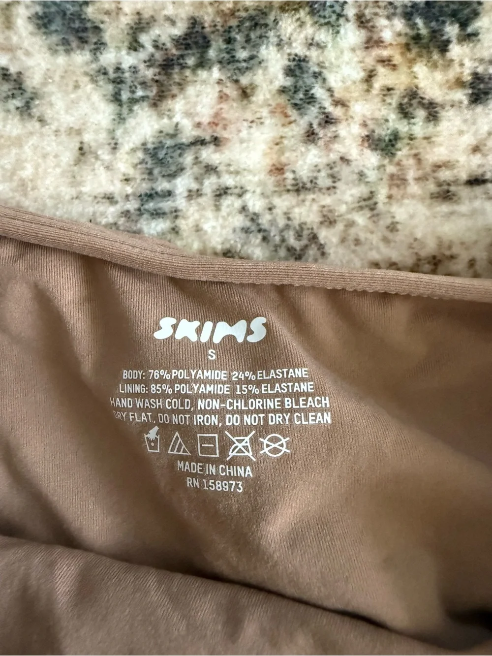 SKIMS Asymmetric One-Shoulder Bandeau Bra in Tan - Picture 4 of 5